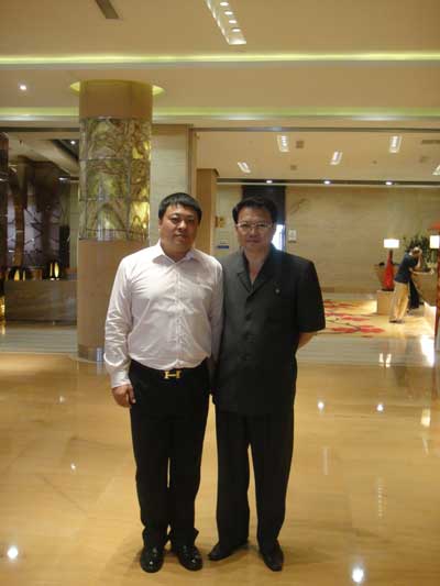 于开广董事长同朴明国会长亲密合影